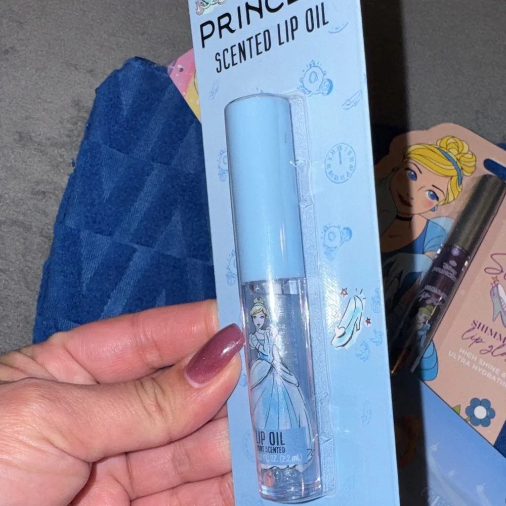 Disney- NWT Cinderella Cosmetic Set with Blue Bag
